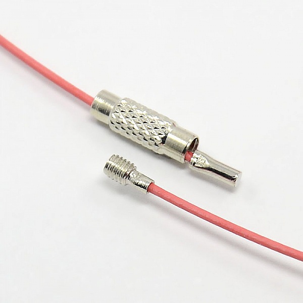 1 halskjede stiv rosa kabeltr&aring;d med skruel&aring;s N&deg;01