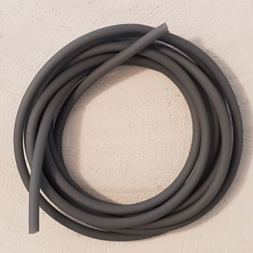 1 meter 2 mm grå hul pvc-snor.