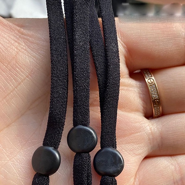 50 svarte elastiske ledningsstrimler med justerbar maskefestesl&oslash;yfe.