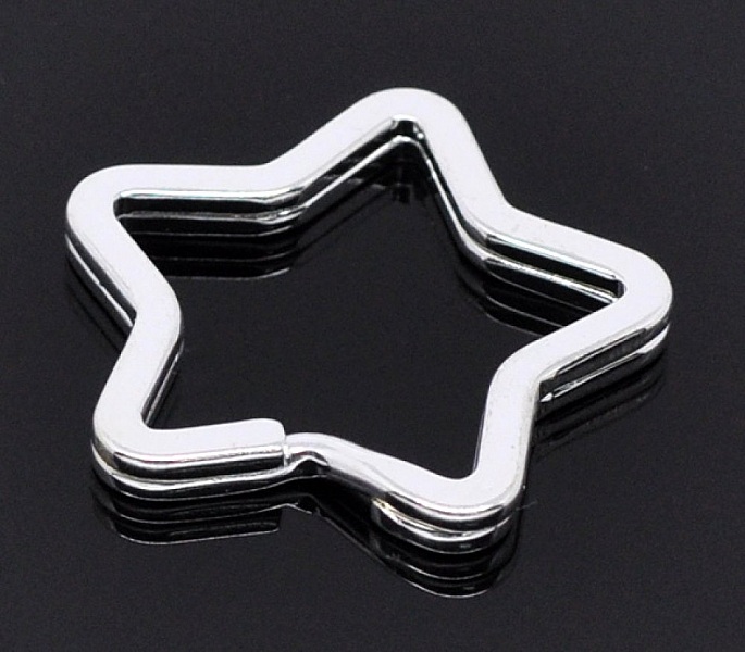 Stjerneformet n&oslash;kkelring 34 x 33 mm