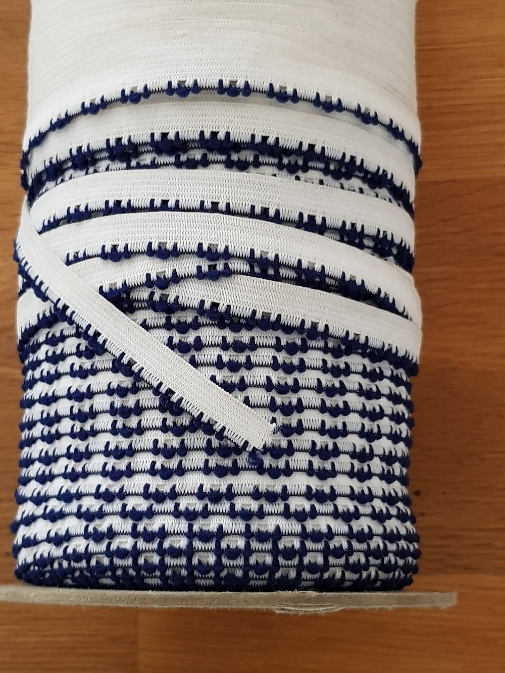 Av meteren Fancy hvit elastisk 9 mm.