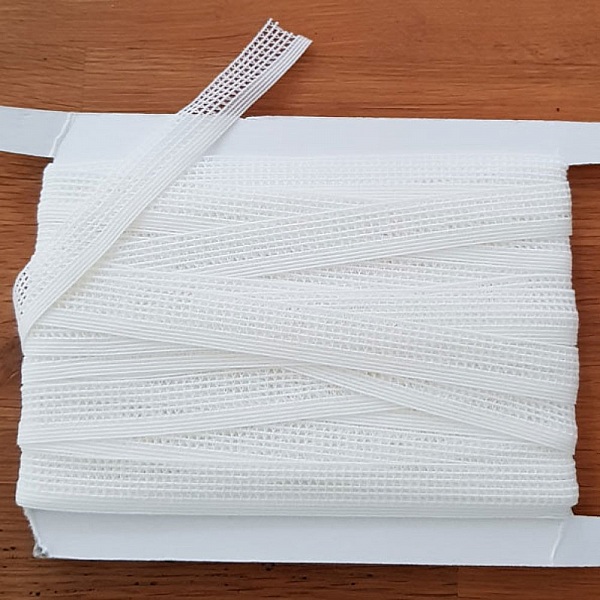 Av meteren Fancy hvit elastisk 15 mm.