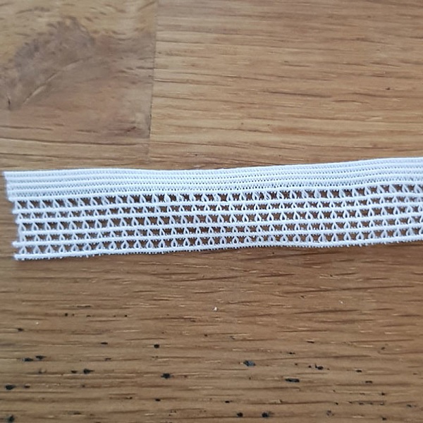 Av meteren Fancy hvit elastisk 15 mm.