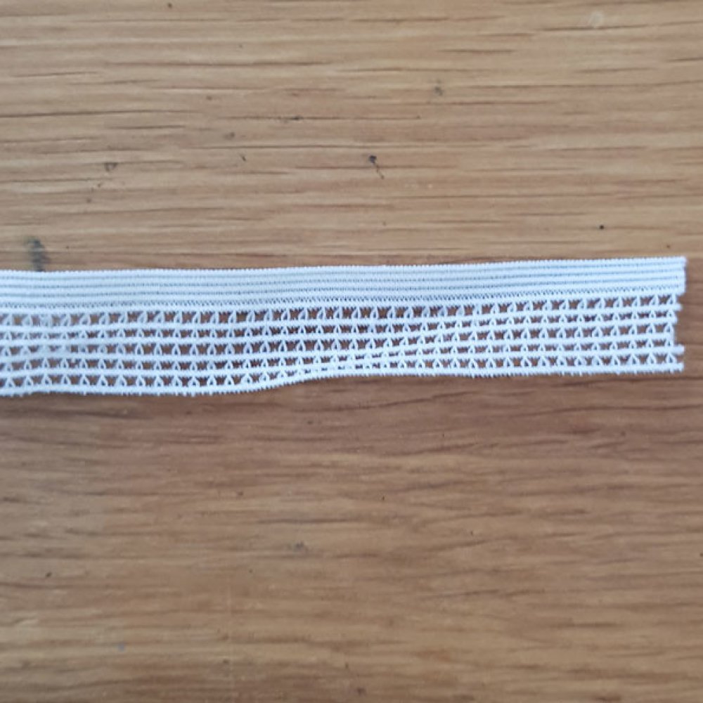 Av meteren Fancy hvit elastisk 15 mm.