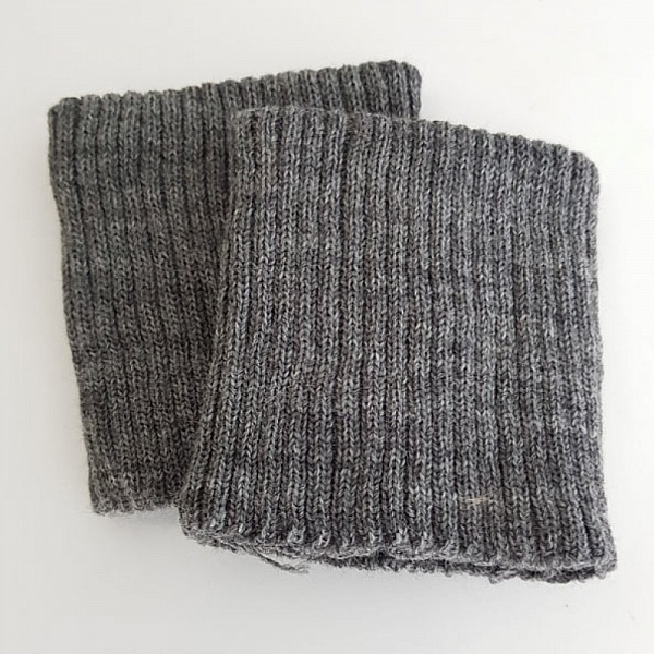 Ribbestrikkede mansjetter eller buksebunner gr&aring;