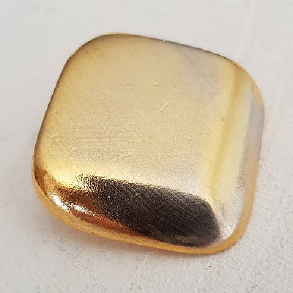 22 mm firkantet gullknapp nr. 08