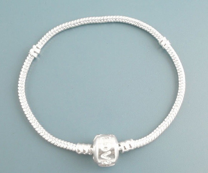 Bracelet européen en argent 22cm avec fermoir Love.
