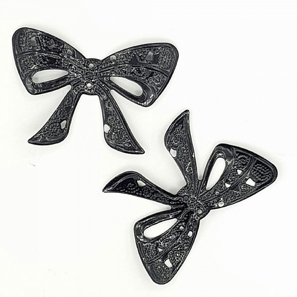 Knute charm N&deg;06 anheng, filigran knutekontakt i fint svart metall 39 x 26 mm