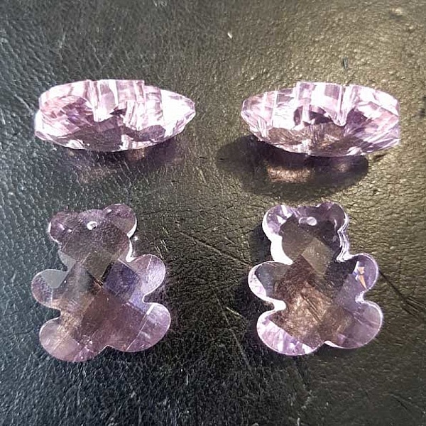 Bj&oslash;rn anheng laget av fasettert glass N&deg;01-01