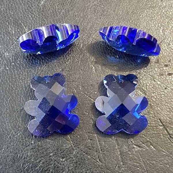 Bj&oslash;rn anheng laget av fasettert glass N&deg;01-02