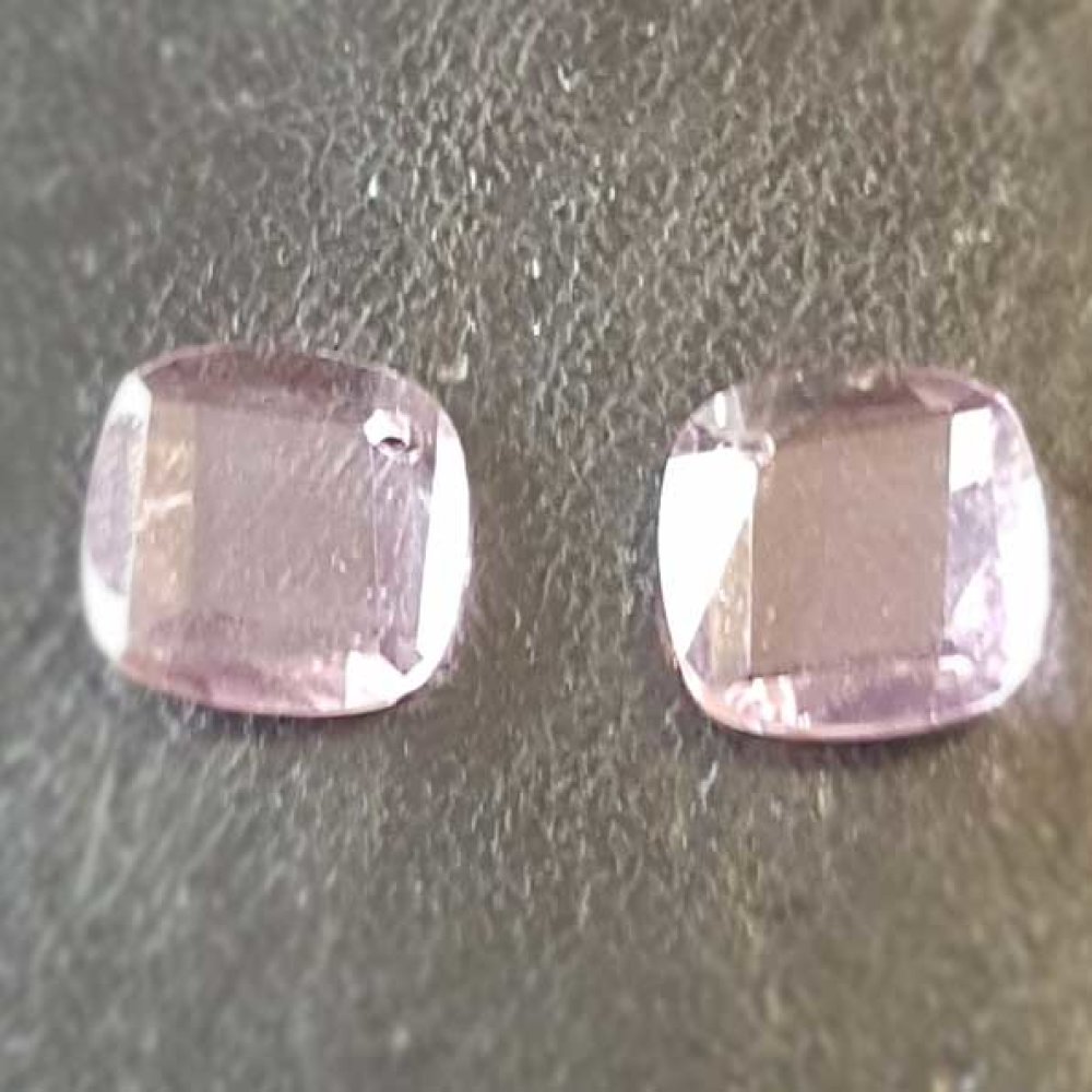 Kvadratisk anheng i fasettert glass N°02-01
