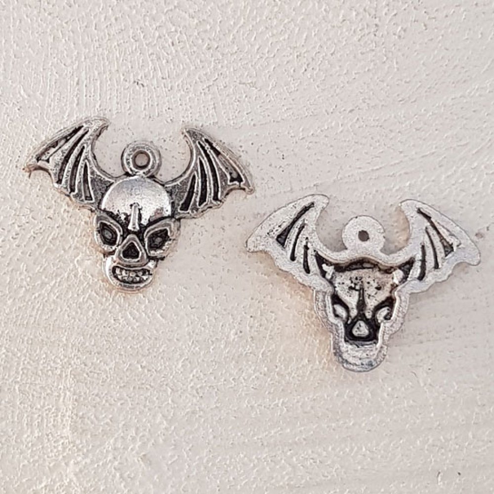 Amulett med hodeskalle og korslagte bein N°04