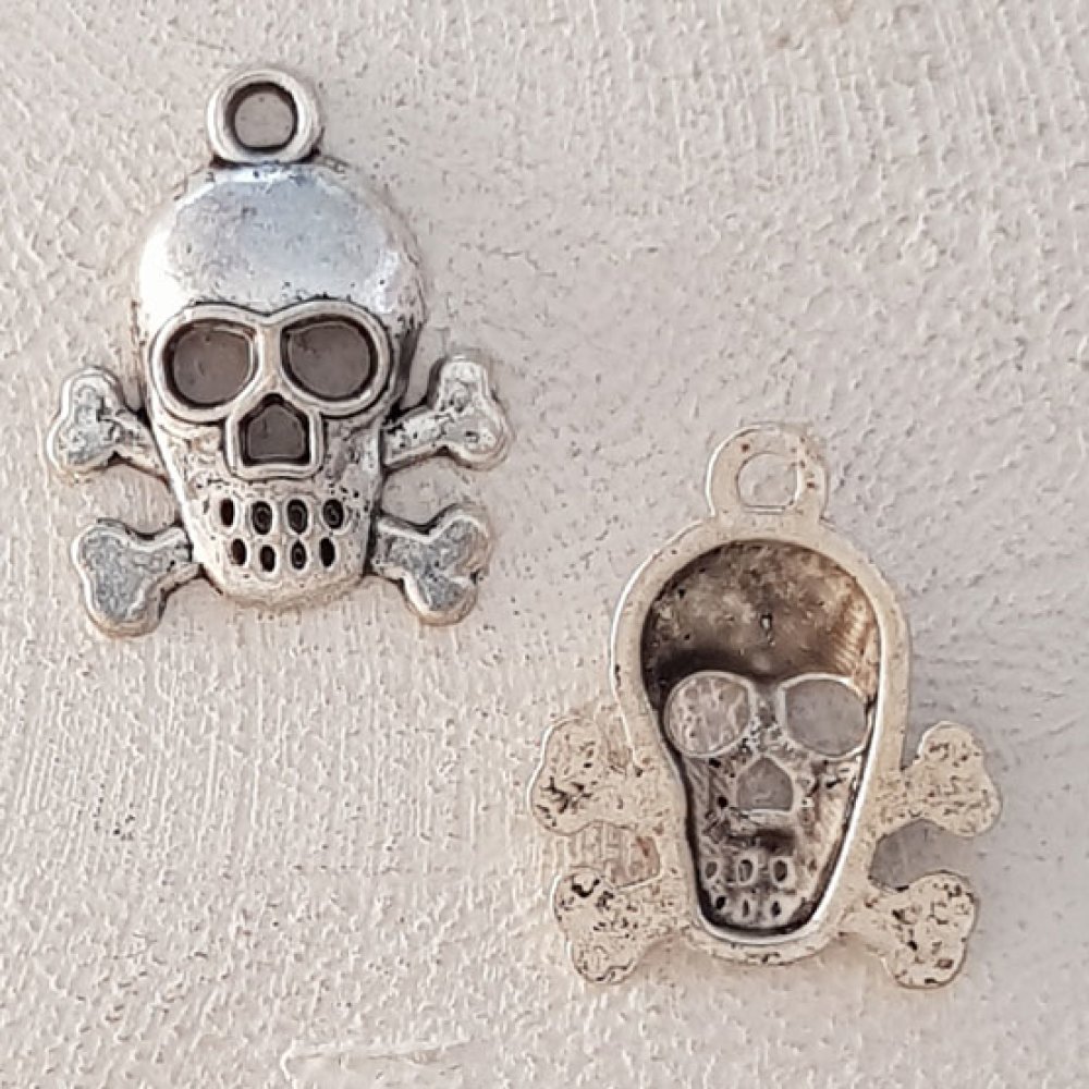 Amulett med hodeskalle og korslagte bein N°05
