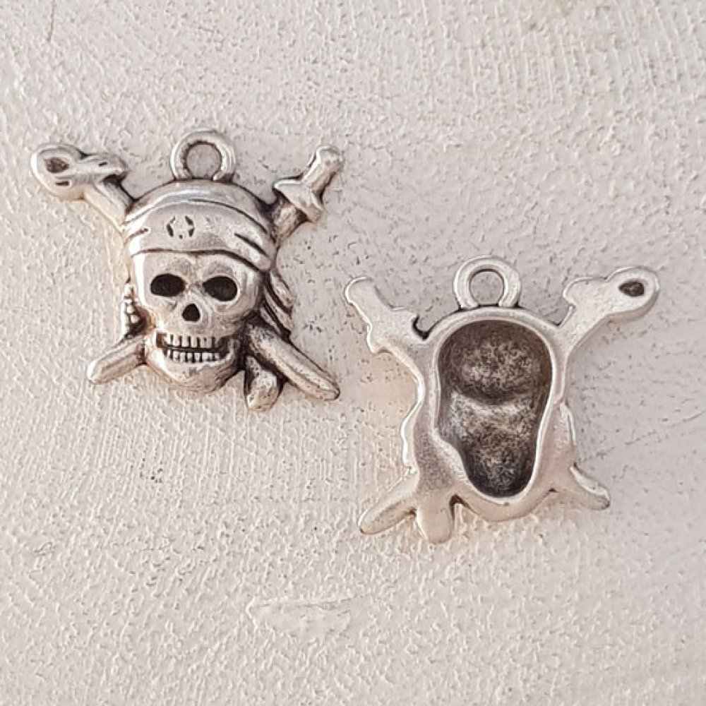 Amulett med hodeskalle og korslagte bein N°07
