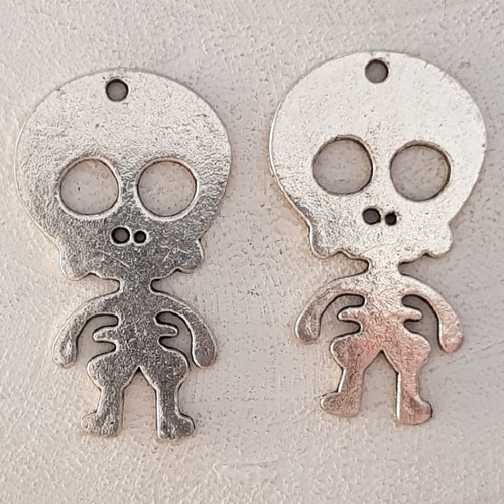 Amulett med hodeskalle og korslagte bein N°08