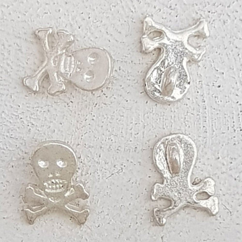 Hodeskalle og korslagte bein amulett nr. 22