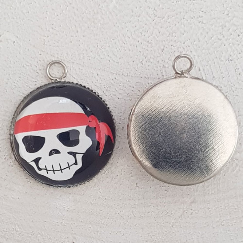 Hodeskalle og korslagte bein amulett nr. 28