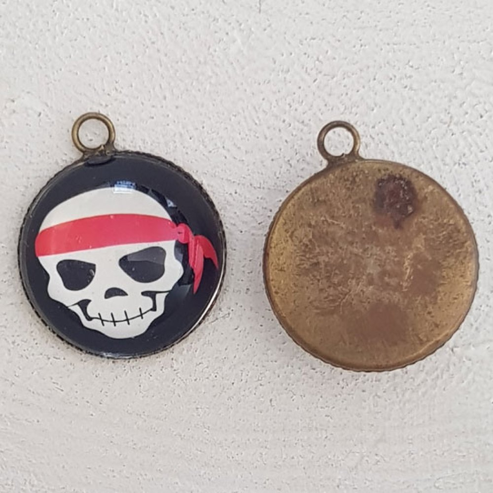 Hodeskalle og korslagte bein amulett nr. 28