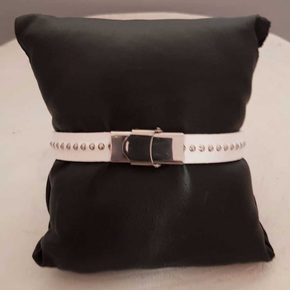 Lær 10 mm rød kule med nikkelfri kulekjede pr. 20 cm.