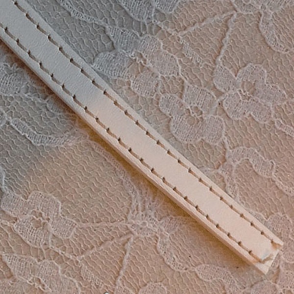 Flatt hvitt kalveskinn 10 mm x 20 cm Sydd 2 tr&aring;der hvitt