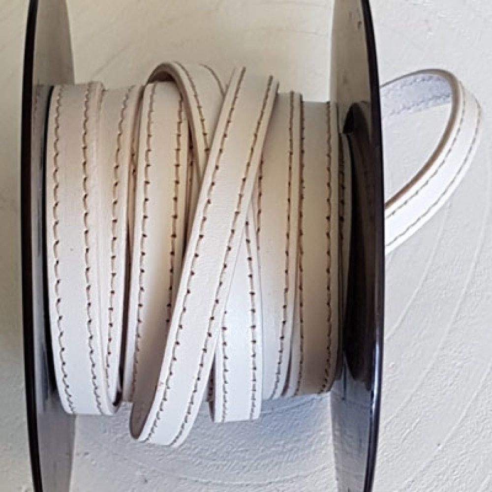 Hvitt kalveskinn 10 mm x 20 cm Beige 2 tråder sydd