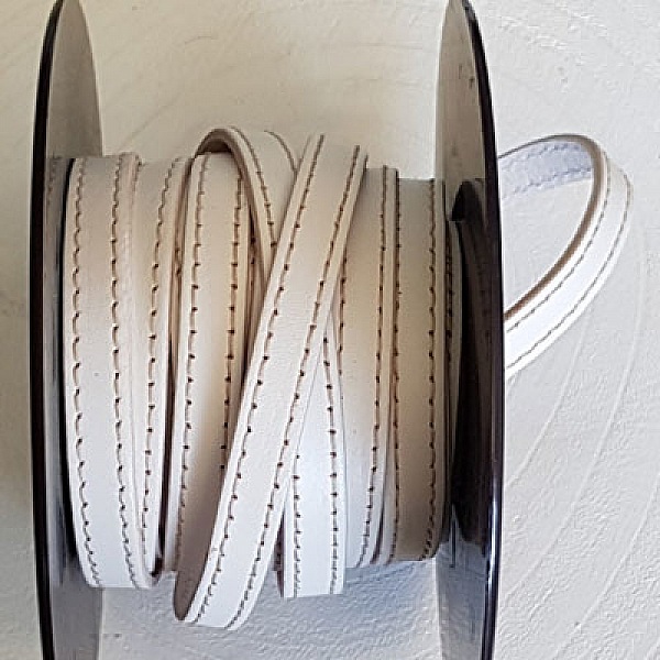 Hvitt kalveskinn 10 mm x 20 cm Beige 2 tr&aring;der sydd