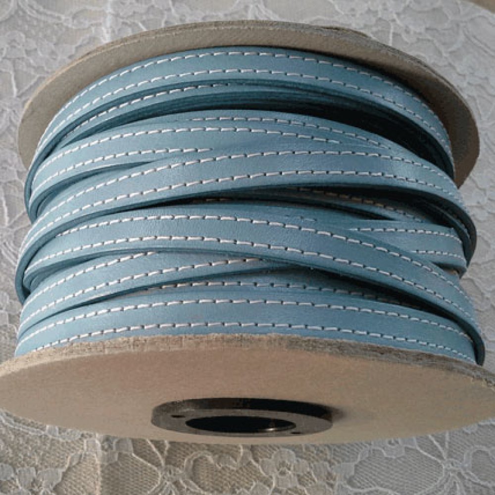 Flatt kalveskinn 10 mm x 20 cm Sydd 2 tråder hvitt