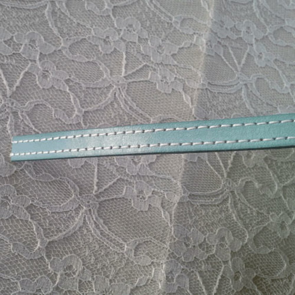 Flatt kalveskinn 10 mm x 20 cm Sydd 2 tråder hvitt