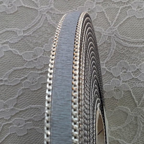 Flatt gr&aring;tt kalveskinn 10 mm x 20 cm skinn og kjede