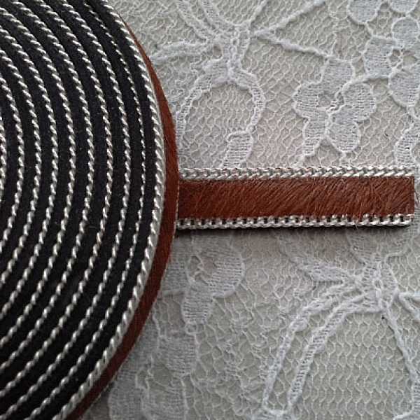 Brunt flatt kalveskinn 10 mm x 20 cm skinn og kjede