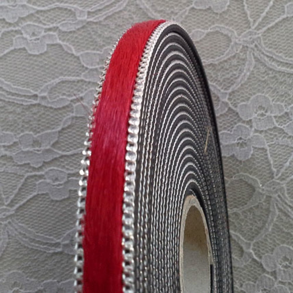 Flatt skinn av rød kalv 10 mm x 20 cm skinn og kjetting