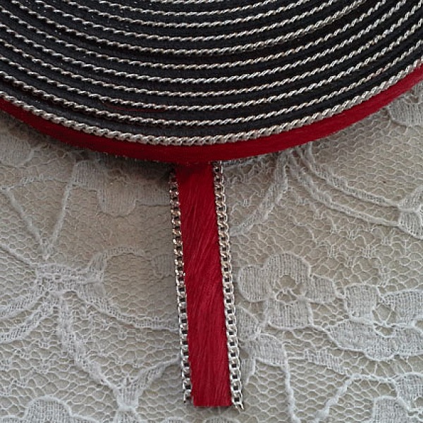 Flatt skinn av r&oslash;d kalv 10 mm x 20 cm skinn og kjetting