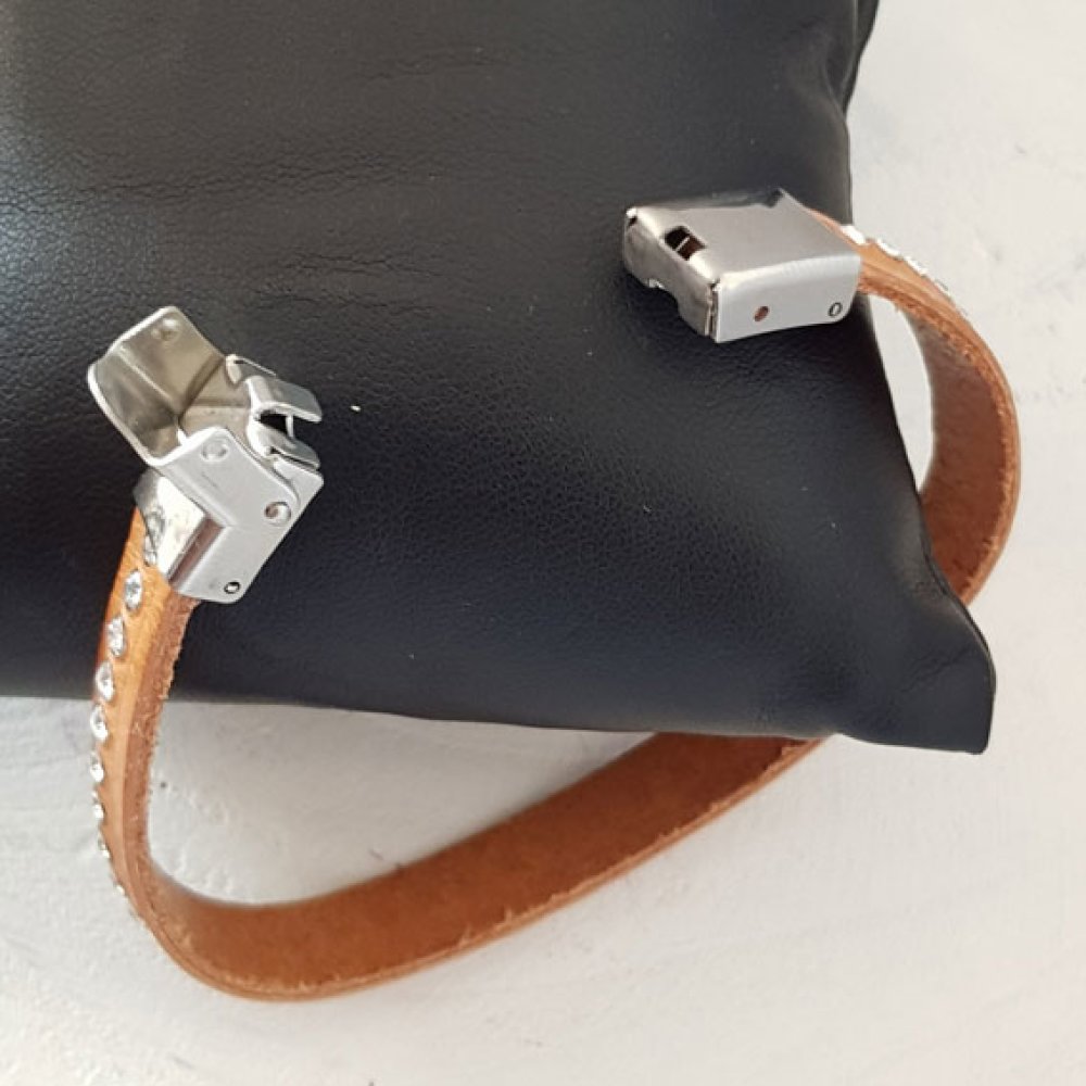 Anisgrønt flatt kalveskinn 10 mm x 20 cm skinn og kjede