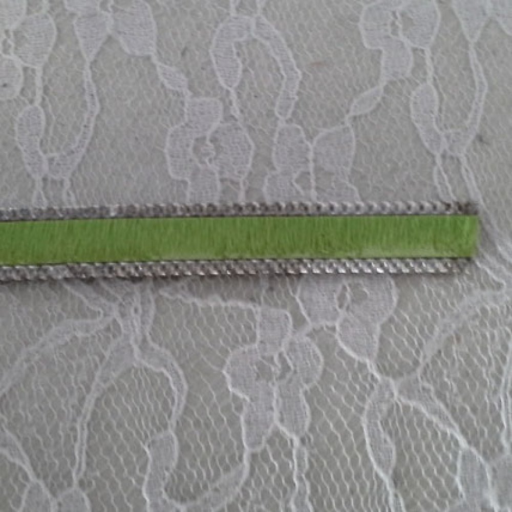 Anisgrønt flatt kalveskinn 10 mm x 20 cm skinn og kjede