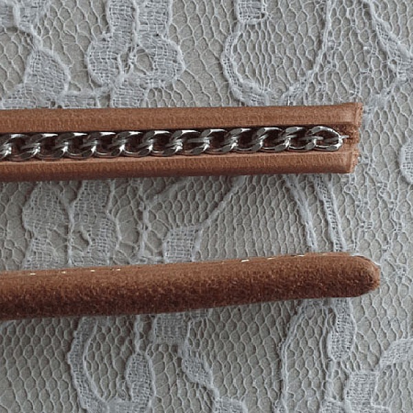 Naturlig Regaliz skinn 10 mm med s&oslash;lvkjede per 20 cm