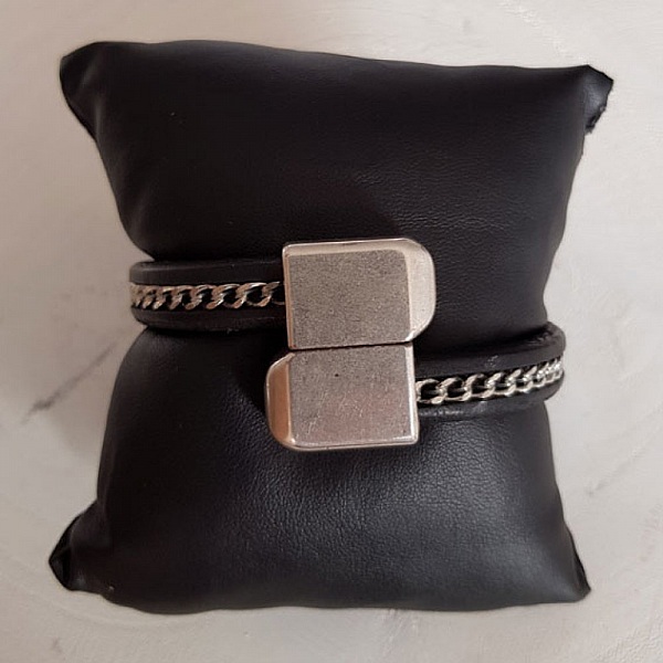 10 mm svart Regaliz-l&aelig;r med s&oslash;lvkjede per 20 cm