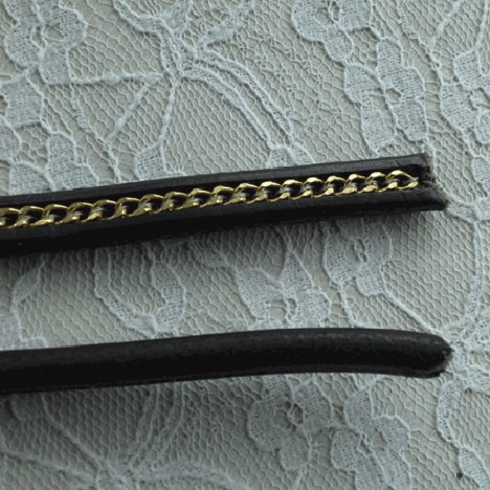 10 mm svart Regaliz-lær med gullkjede per 20 cm