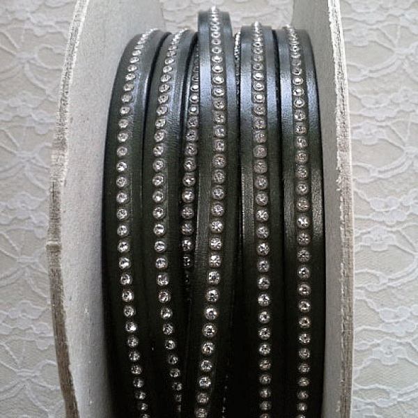 Milit&aelig;rgr&oslash;nt skinn 10 mm Swarovski Strass per 20 cm