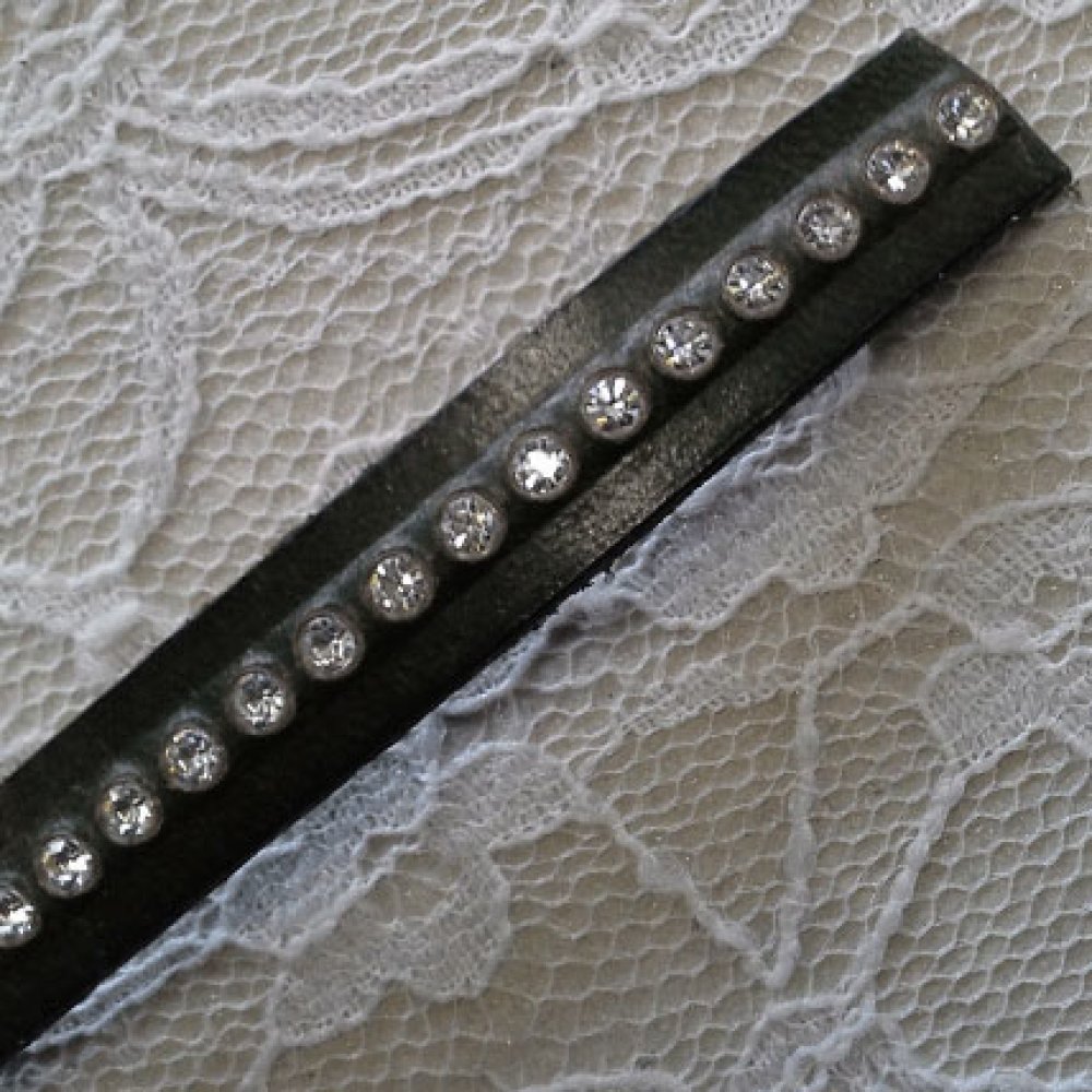 Militærgrønt skinn 10 mm Swarovski Strass per 20 cm