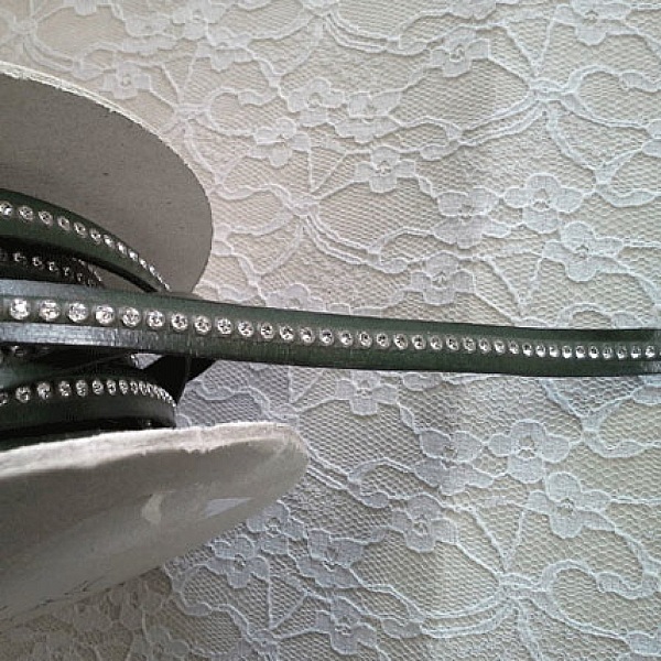 Milit&aelig;rgr&oslash;nt skinn 10 mm Swarovski Strass per 20 cm