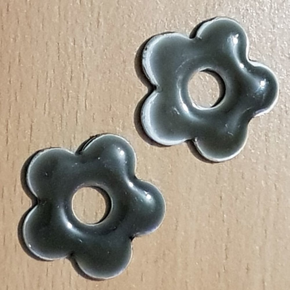 Emaljert metallblomst 20 mm Khaki