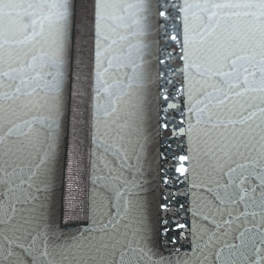Sølv glitterrem 06 mm med skinnfôr per 20 cm