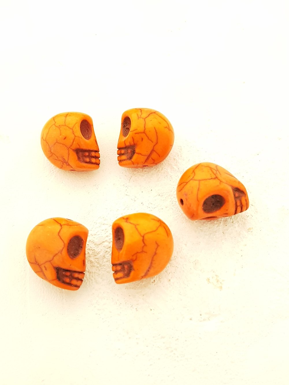 Lot 01 Howlite tonede hodeskaller 18 mm