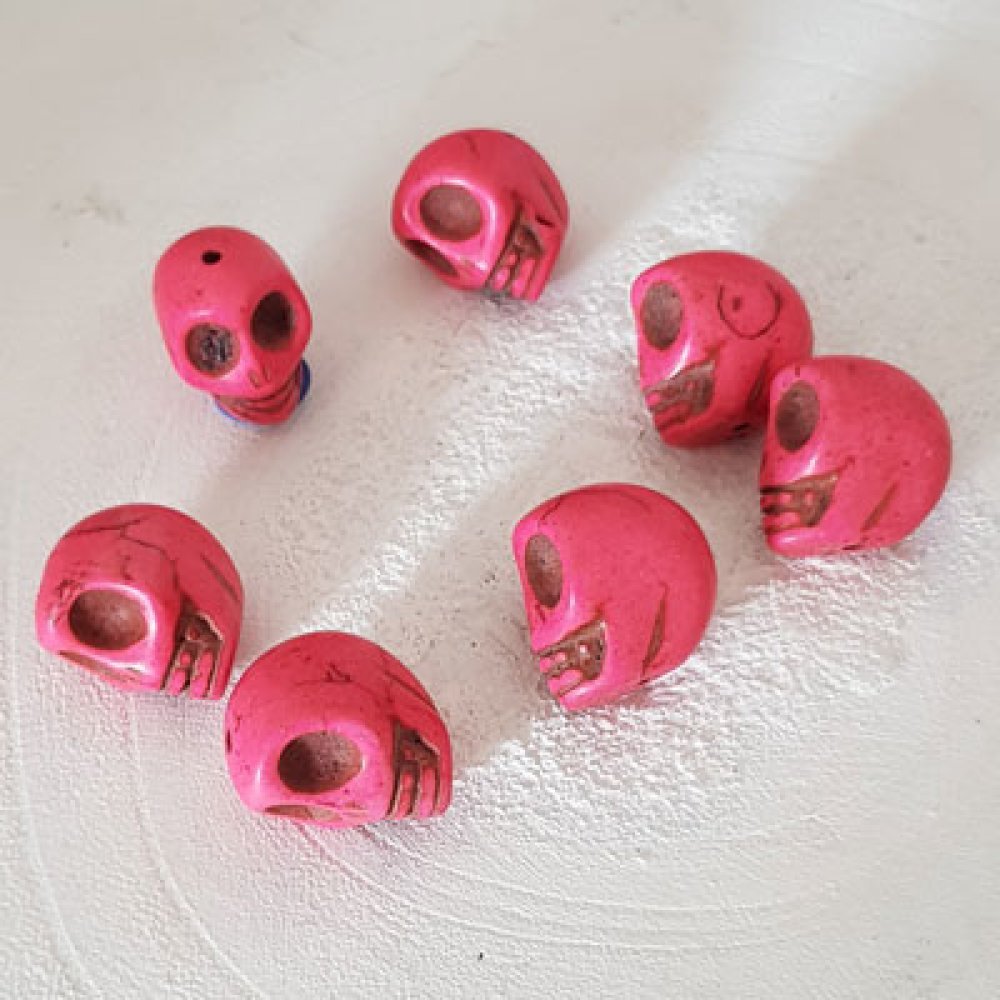 Parti 11 Howlite tonede hodeskaller 18 mm