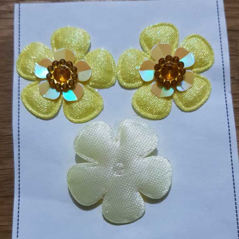 Sett med 3 blomster 5 kronblader Gult stoff