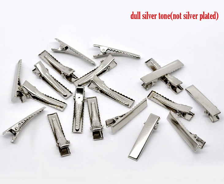 Pakke med 50 krokodilleklemmer - S&oslash;lvfarge 32 mm x 7 mm.