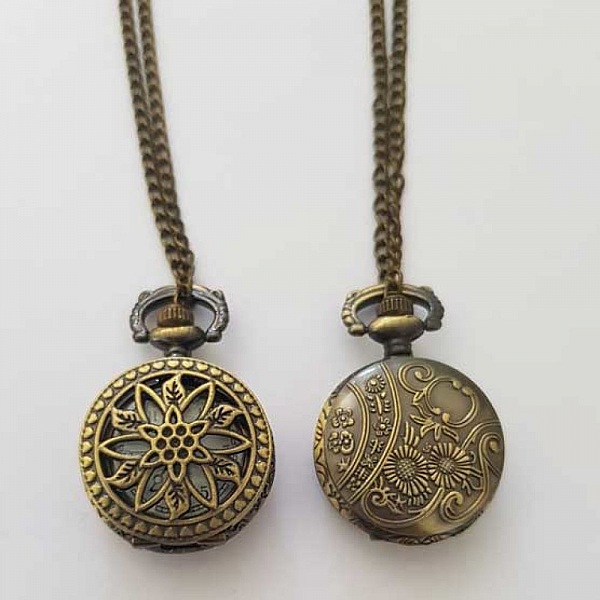 Fleur 01 Bronse Antikk Gousset klokke med kjede