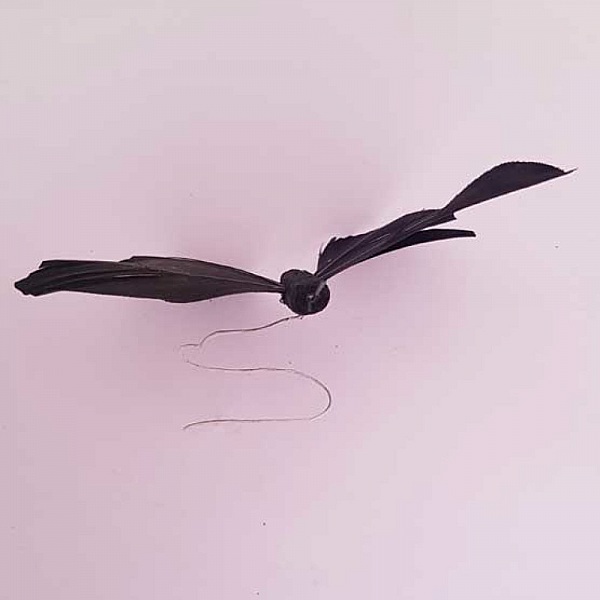 Papillon noir aux ailes de plumes mont&eacute;s sur tige PM