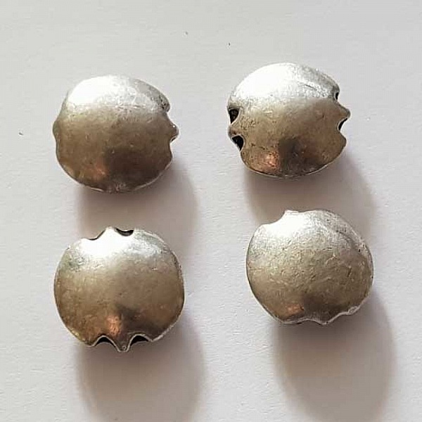 Perle 2 trous en m&eacute;tal argent&eacute; galet 18 mm 04