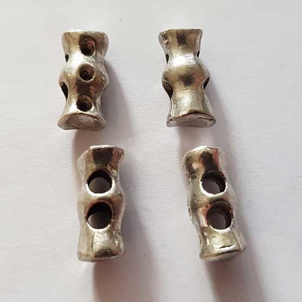 Perle longue 2 trous en m&eacute;tal argent&eacute; galet 15 mm 07